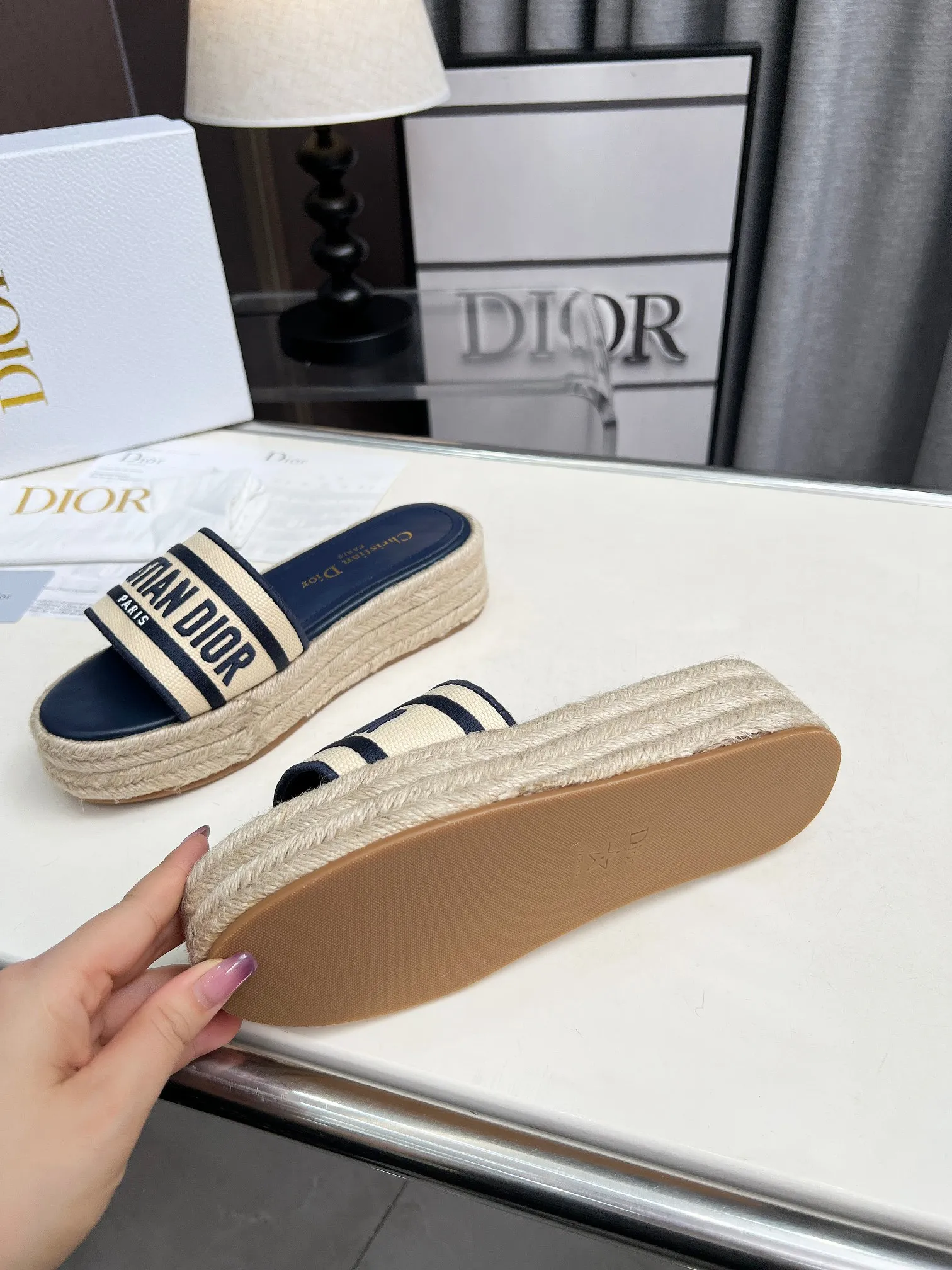 👟👟Ex-factory price 420👟👟 Dior's new spring and summer IVIETA DWAY jelly-colored flat-soled one-slip women's shoes with CD letter logo three-dimensional embroidery thick-soled round-toe open-toe slippers. The original version is developed to be the top version on the market. It feels soft and delicate on the feet and is extremely comfortable. Material: Upper imported raffia electric embroidery high-temperature water-soluble cotton technical fabric + water-dyed cowhide foot pad lining + original consistent combination outsole Outsole: original outsole Size: 35-42 (40.41.42 custom-made, non-refundable and non-exchangeable)